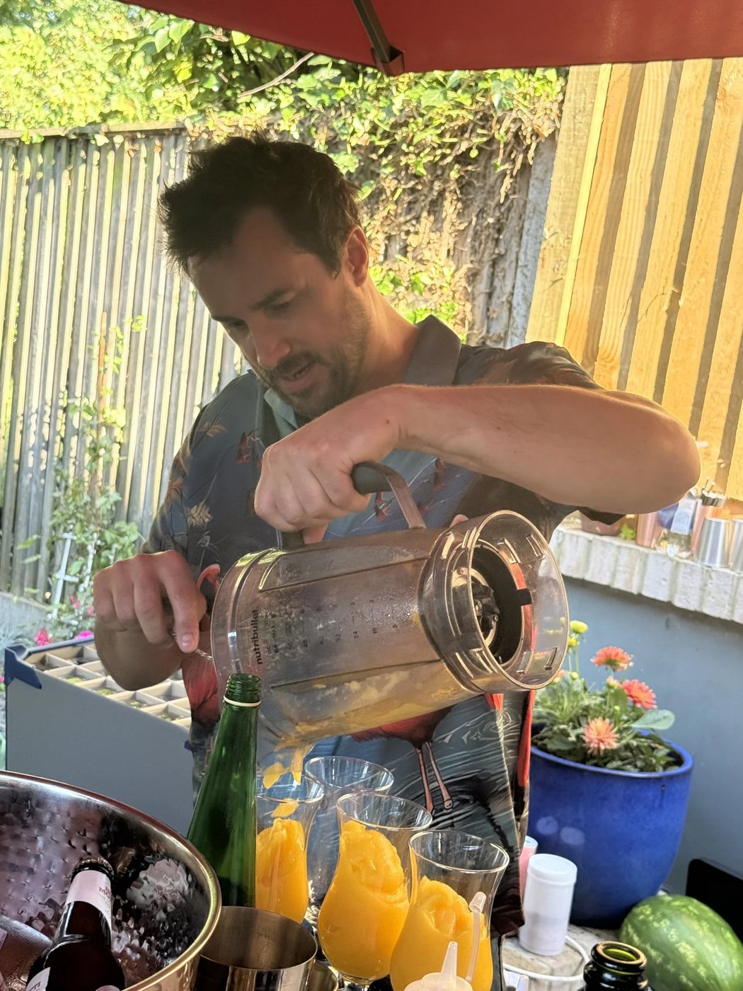 A House of Vida chef pouring a fresh drink at an outdoor event